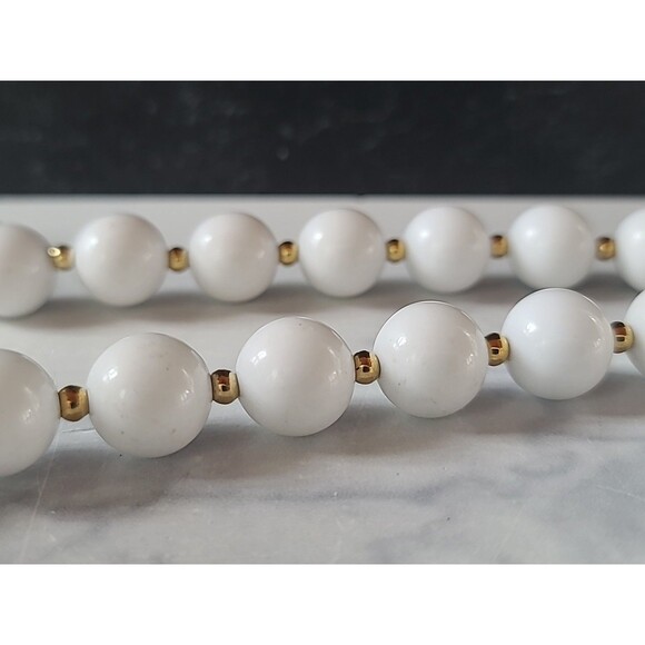 White Plastic And Gold Tone Metal Beaded Necklace Vintage Costume Jewelry, READ - Picture 9 of 10
